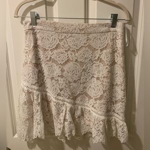 LULUS FLORAL LACE MINI SKIRT— BRAND NEW, SIZE MEDIUM